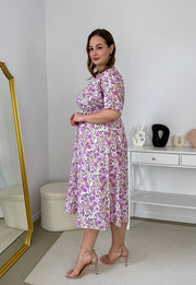 CARMEN  II Z KRÓTKIM RĘKAWEM SUKIENKA MIDI PLUS SIZE W KWIATY.  BIAŁO/FIOLETOWA 24 image 9