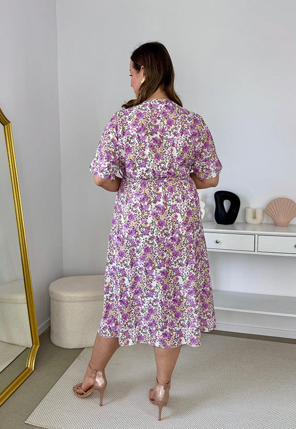 CARMEN  II Z KRÓTKIM RĘKAWEM SUKIENKA MIDI PLUS SIZE W KWIATY.  BIAŁO/FIOLETOWA 24 image 10
