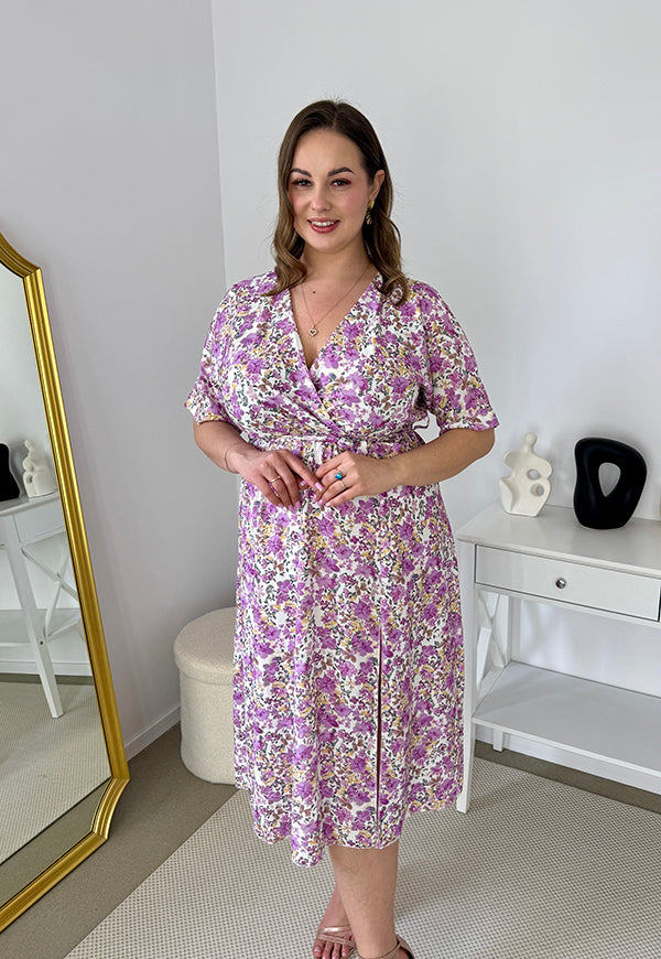 CARMEN  II Z KRÓTKIM RĘKAWEM SUKIENKA MIDI PLUS SIZE W KWIATY.  BIAŁO/FIOLETOWA 24 image 2