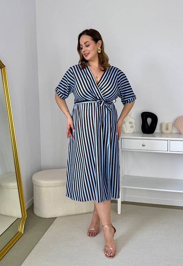 CARMEN  II Z KRÓTKIM RĘKAWEM SUKIENKA MIDI PLUS SIZE W PASKI. BŁĘKITNA 26 image 4
