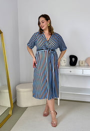 CARMEN  II Z KRÓTKIM RĘKAWEM SUKIENKA MIDI PLUS SIZE W PASKI. BŁĘKITNA 26 image 4