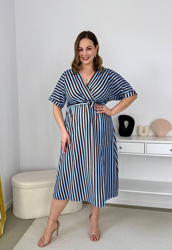 CARMEN  II Z KRÓTKIM RĘKAWEM SUKIENKA MIDI PLUS SIZE W PASKI. BŁĘKITNA 26