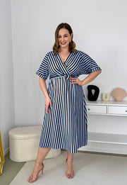 CARMEN  II Z KRÓTKIM RĘKAWEM SUKIENKA MIDI PLUS SIZE W PASKI. BŁĘKITNA 26