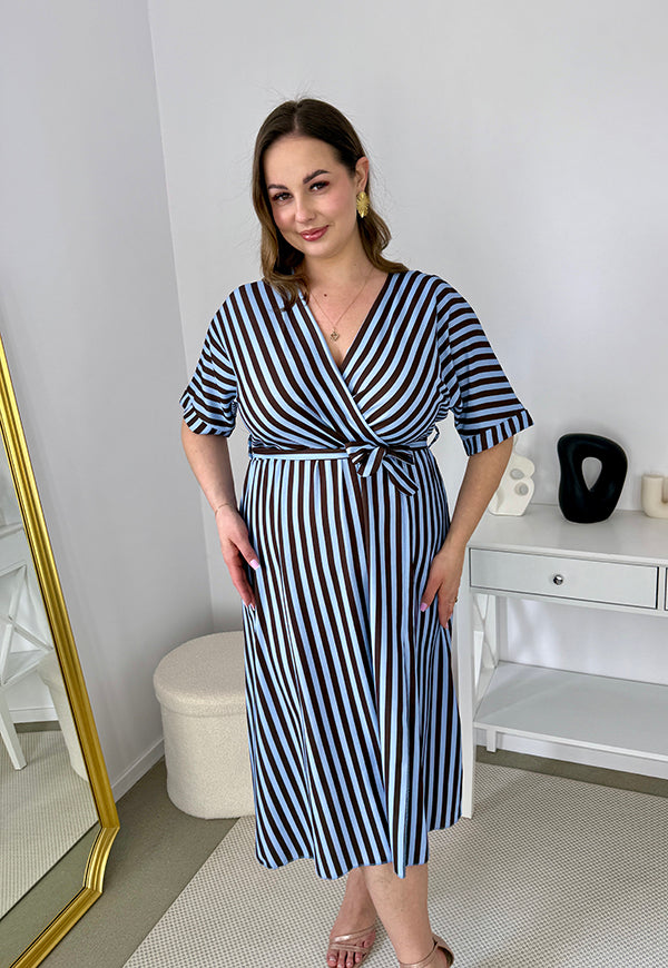 CARMEN  II Z KRÓTKIM RĘKAWEM SUKIENKA MIDI PLUS SIZE W PASKI. BŁĘKITNA 26 image 2