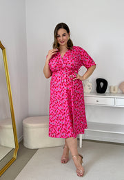 CARMEN  II Z KRÓTKIM RĘKAWEM SUKIENKA MIDI PLUS SIZE W KWIATY.  RÓŻOWO/CZERWONA 21