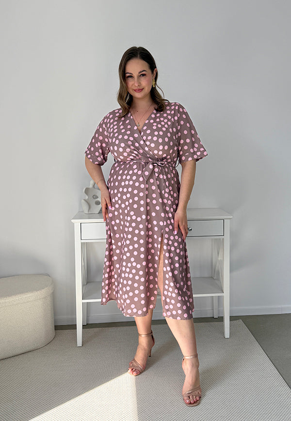 CARMEN  II Z KRÓTKIM RĘKAWEM SUKIENKA MIDI PLUS SIZE W DUŻE KROPKI. LATTE/RÓŻ 18