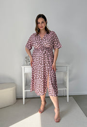 CARMEN  II Z KRÓTKIM RĘKAWEM SUKIENKA MIDI PLUS SIZE W DUŻE KROPKI. LATTE/RÓŻ 18