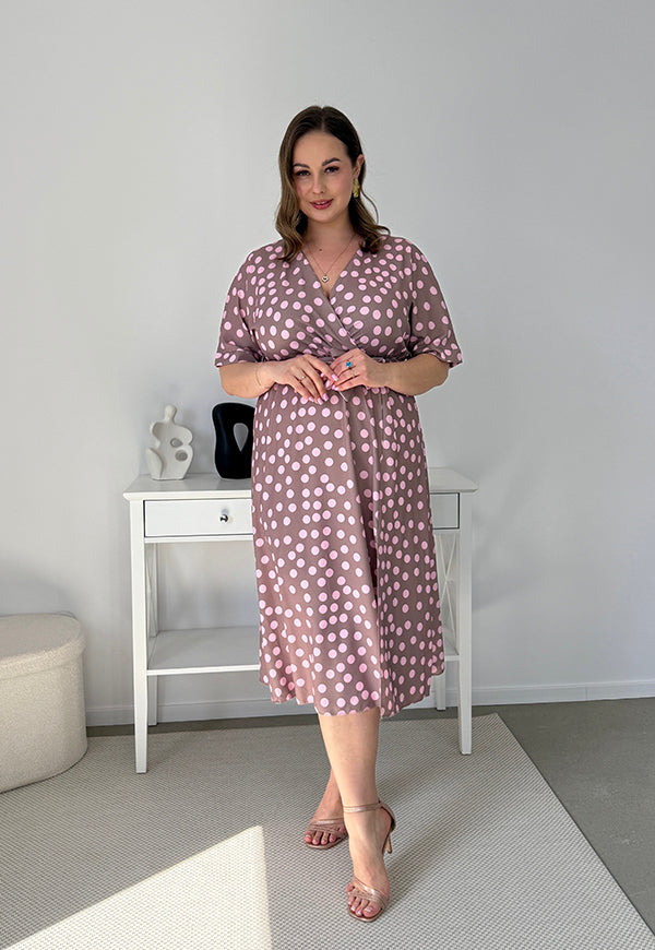 CARMEN  II Z KRÓTKIM RĘKAWEM SUKIENKA MIDI PLUS SIZE W DUŻE KROPKI. LATTE/RÓŻ 18 image 3