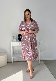 CARMEN  II Z KRÓTKIM RĘKAWEM SUKIENKA MIDI PLUS SIZE W DUŻE KROPKI. LATTE/RÓŻ 18 image 3