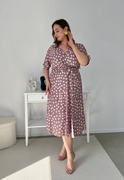CARMEN  II Z KRÓTKIM RĘKAWEM SUKIENKA MIDI PLUS SIZE W DUŻE KROPKI. LATTE/RÓŻ 18 image 4