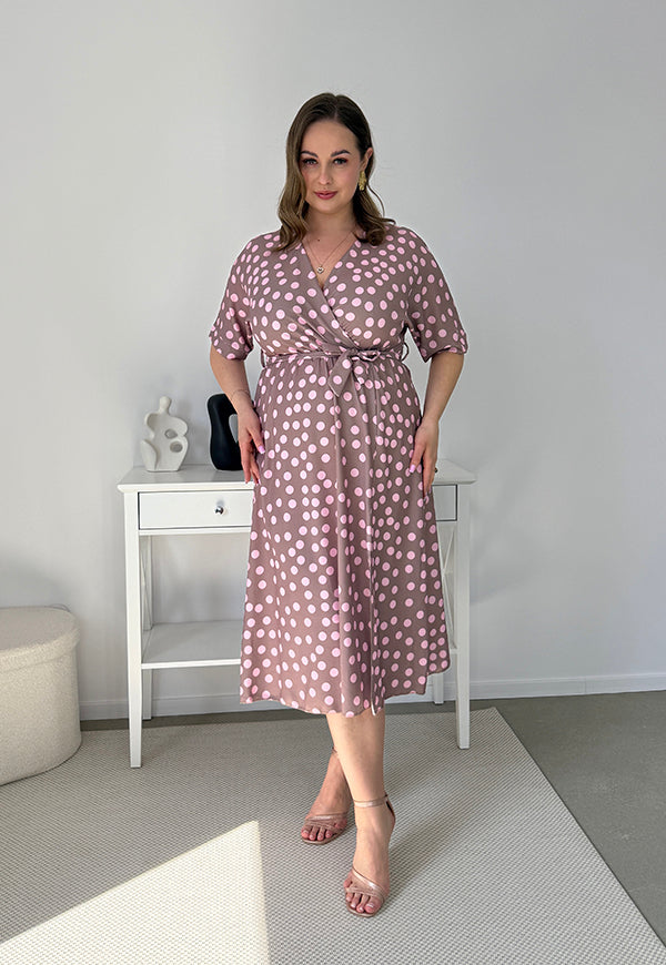 CARMEN  II Z KRÓTKIM RĘKAWEM SUKIENKA MIDI PLUS SIZE W DUŻE KROPKI. LATTE/RÓŻ 18 image 6