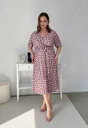 CARMEN  II Z KRÓTKIM RĘKAWEM SUKIENKA MIDI PLUS SIZE W DUŻE KROPKI. LATTE/RÓŻ 18 image 6