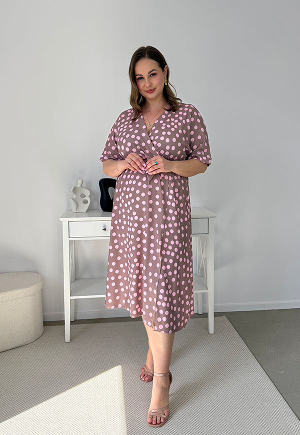 CARMEN  II Z KRÓTKIM RĘKAWEM SUKIENKA MIDI PLUS SIZE W DUŻE KROPKI. LATTE/RÓŻ 18 image 7