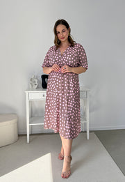 CARMEN  II Z KRÓTKIM RĘKAWEM SUKIENKA MIDI PLUS SIZE W DUŻE KROPKI. LATTE/RÓŻ 18 image 7