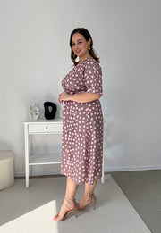 CARMEN  II Z KRÓTKIM RĘKAWEM SUKIENKA MIDI PLUS SIZE W DUŻE KROPKI. LATTE/RÓŻ 18 image 8