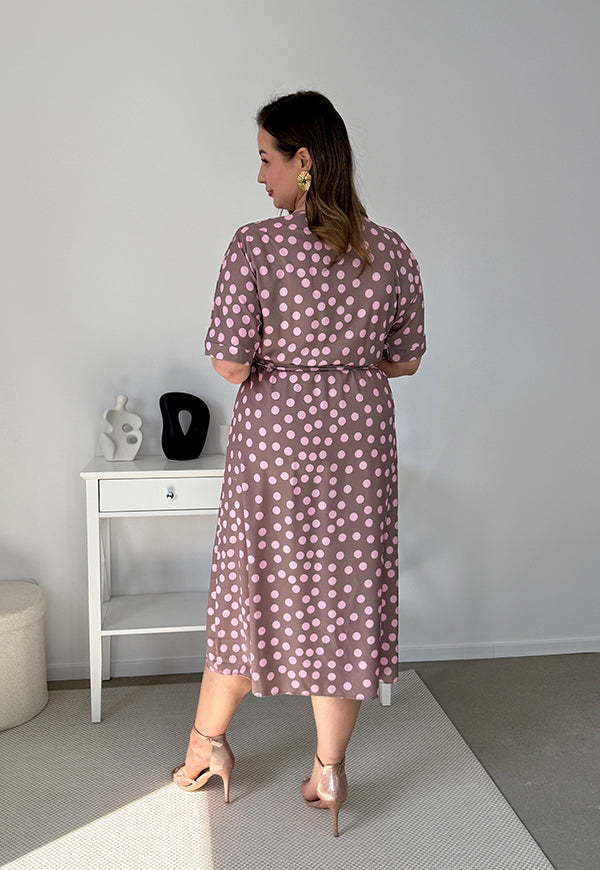 CARMEN  II Z KRÓTKIM RĘKAWEM SUKIENKA MIDI PLUS SIZE W DUŻE KROPKI. LATTE/RÓŻ 18 image 9