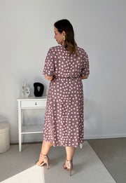 CARMEN  II Z KRÓTKIM RĘKAWEM SUKIENKA MIDI PLUS SIZE W DUŻE KROPKI. LATTE/RÓŻ 18 image 9