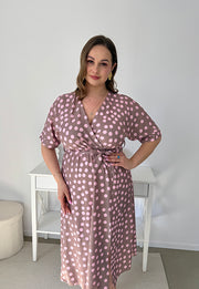 CARMEN  II Z KRÓTKIM RĘKAWEM SUKIENKA MIDI PLUS SIZE W DUŻE KROPKI. LATTE/RÓŻ 18 image 2