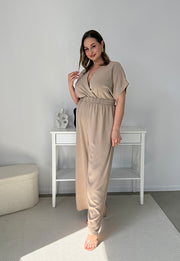 VALENCIA II KRÓTKI RĘKAW  KOMBINEZON POWIĘKSZONY PLUS SIZE Z PASKIEM I DŁUGIMI NOGAWKAMI. LATTE 09