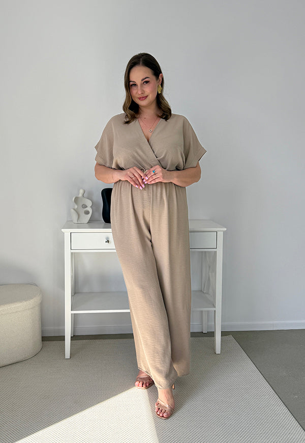 VALENCIA II KRÓTKI RĘKAW  KOMBINEZON POWIĘKSZONY PLUS SIZE Z PASKIEM I DŁUGIMI NOGAWKAMI. LATTE 09 image 3