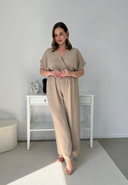 VALENCIA II KRÓTKI RĘKAW  KOMBINEZON POWIĘKSZONY PLUS SIZE Z PASKIEM I DŁUGIMI NOGAWKAMI. LATTE 09 image 3