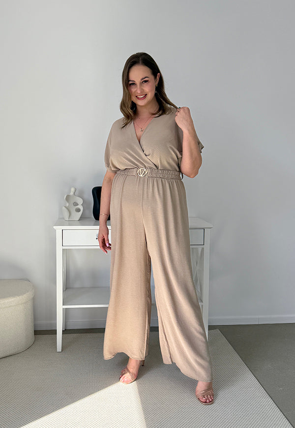 VALENCIA II KRÓTKI RĘKAW  KOMBINEZON POWIĘKSZONY PLUS SIZE Z PASKIEM I DŁUGIMI NOGAWKAMI. LATTE 09 image 4