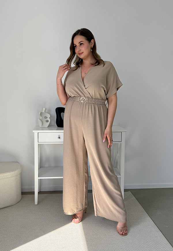 VALENCIA II KRÓTKI RĘKAW  KOMBINEZON POWIĘKSZONY PLUS SIZE Z PASKIEM I DŁUGIMI NOGAWKAMI. LATTE 09 image 5
