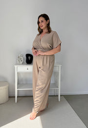 VALENCIA II KRÓTKI RĘKAW  KOMBINEZON POWIĘKSZONY PLUS SIZE Z PASKIEM I DŁUGIMI NOGAWKAMI. LATTE 09 image 7