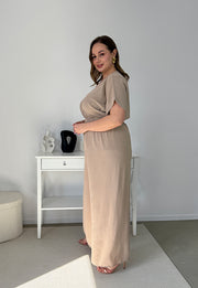 VALENCIA II KRÓTKI RĘKAW  KOMBINEZON POWIĘKSZONY PLUS SIZE Z PASKIEM I DŁUGIMI NOGAWKAMI. LATTE 09 image 8