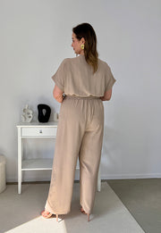 VALENCIA II KRÓTKI RĘKAW  KOMBINEZON POWIĘKSZONY PLUS SIZE Z PASKIEM I DŁUGIMI NOGAWKAMI. LATTE 09 image 6