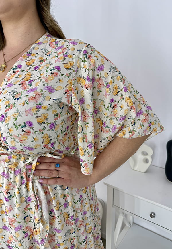 NELA SUKIENKA KOPERTOWA PLUS SIZE WIĄZANA, PRZED KOLANO W DROBNE KWIATY. KREMOWA 02 image 9