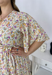 NELA SUKIENKA KOPERTOWA PLUS SIZE WIĄZANA, PRZED KOLANO W DROBNE KWIATY. KREMOWA 02 image 9